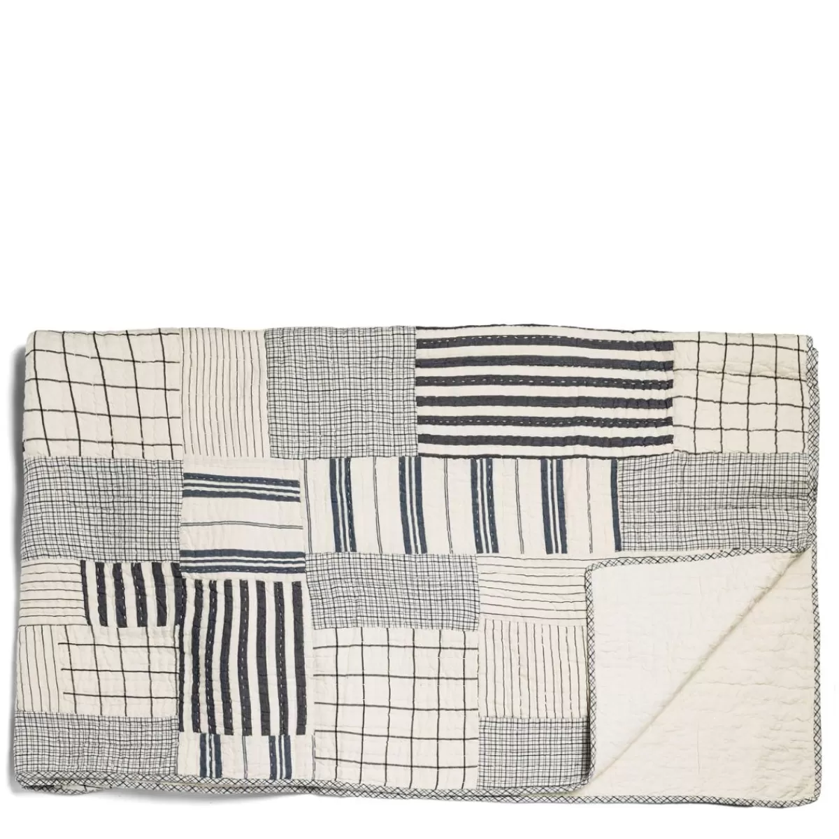 Patchwork Quilt Navy & White Large>Daylesford Organic Hot